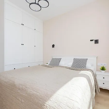 Stacja Wola Nowoczesny Z Balkonem I Parkingiem By Renters アパート