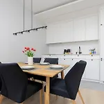 Stacja Wola Nowoczesny Z Balkonem I Parkingiem By Renters Варшава